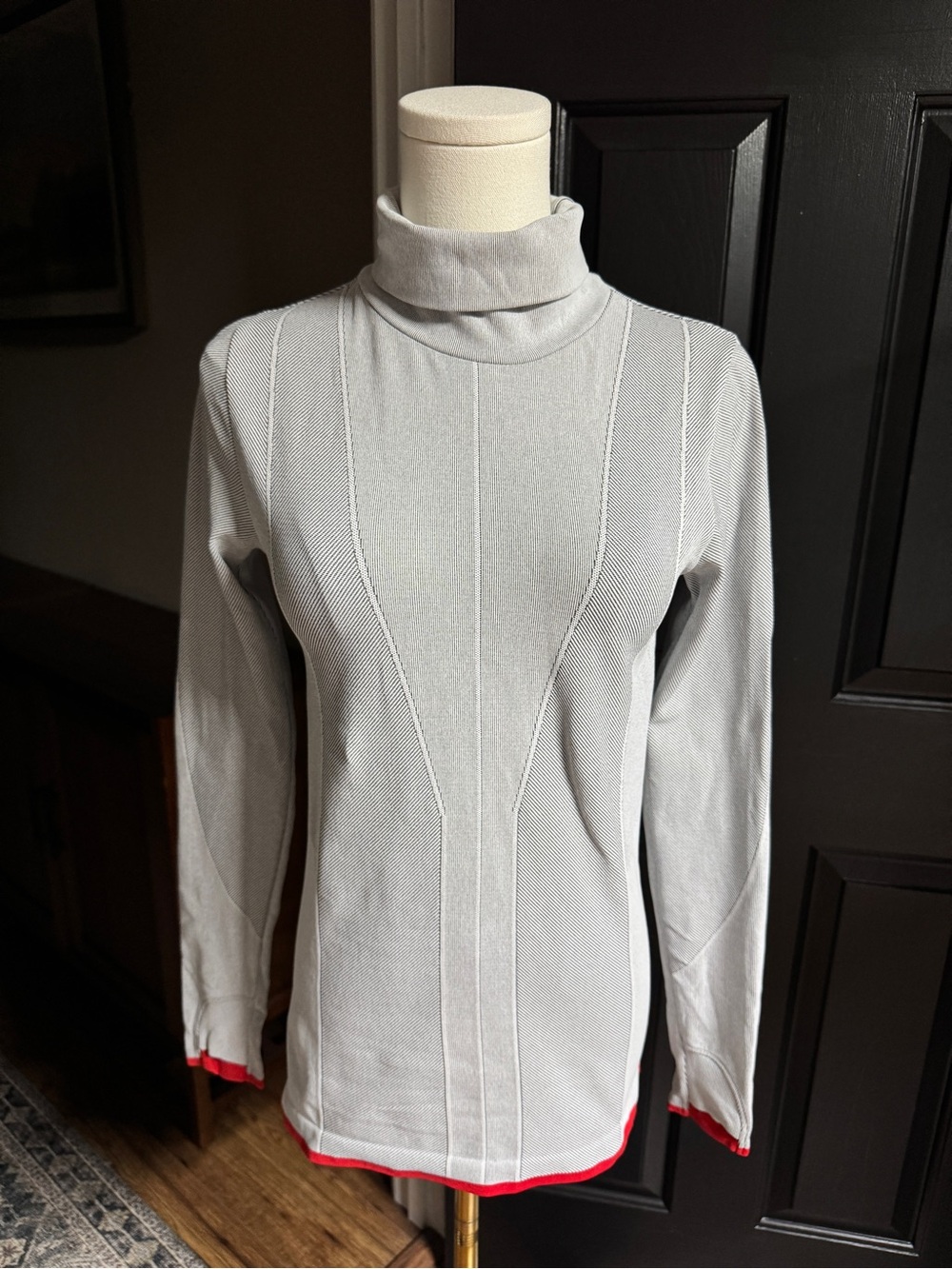 {Athleta} "Flurry Downslope" Light Gray Red Layering Base Layer Turtleneck WAT64